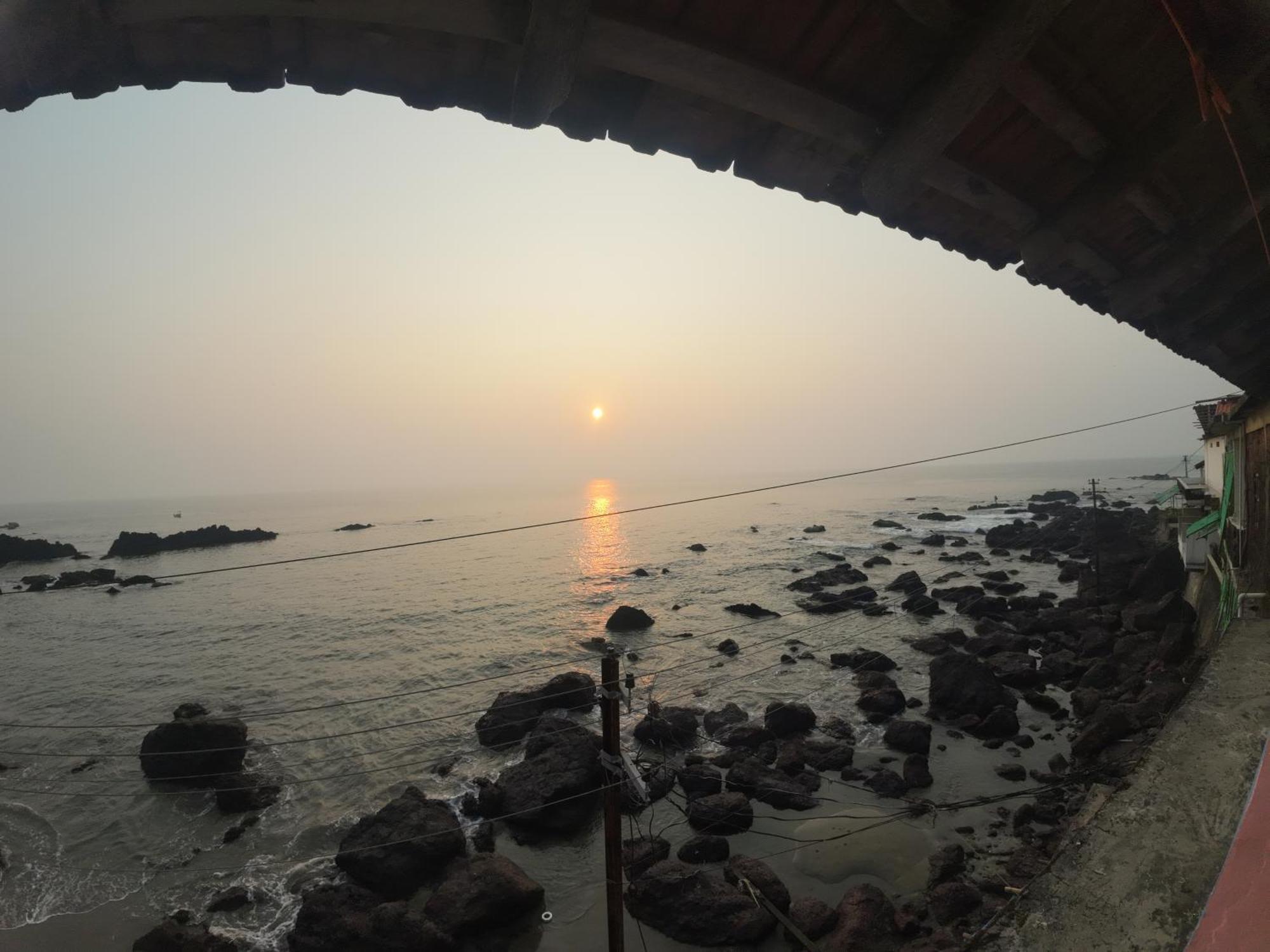 Om Ganesh Guest House Cliffside Арамболь Экстерьер фото