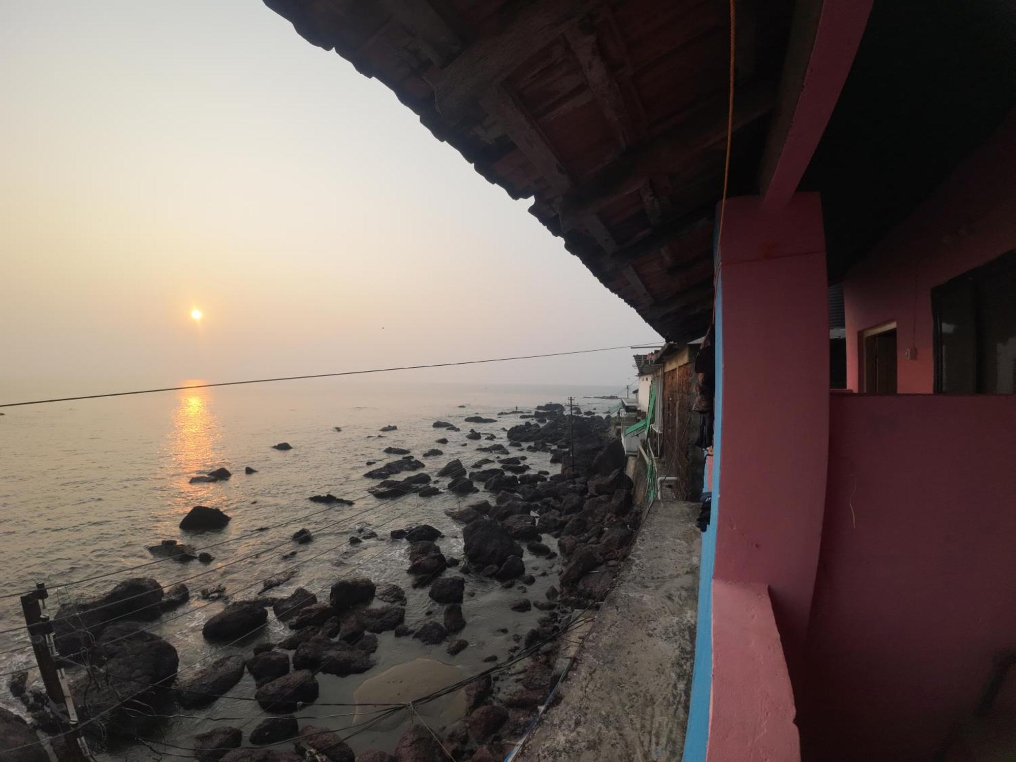 Om Ganesh Guest House Cliffside Арамболь Экстерьер фото